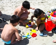 Niños_jugando_en_la_playa